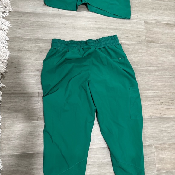 Green scrub set - Picture 7 of 7